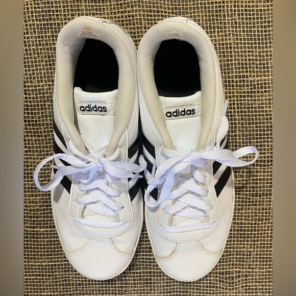 Adidas Superstar Sneakers, Sz 6, White Leather Upper w/3 Stripe Logo, Shell Toe - Picture 4 of 8